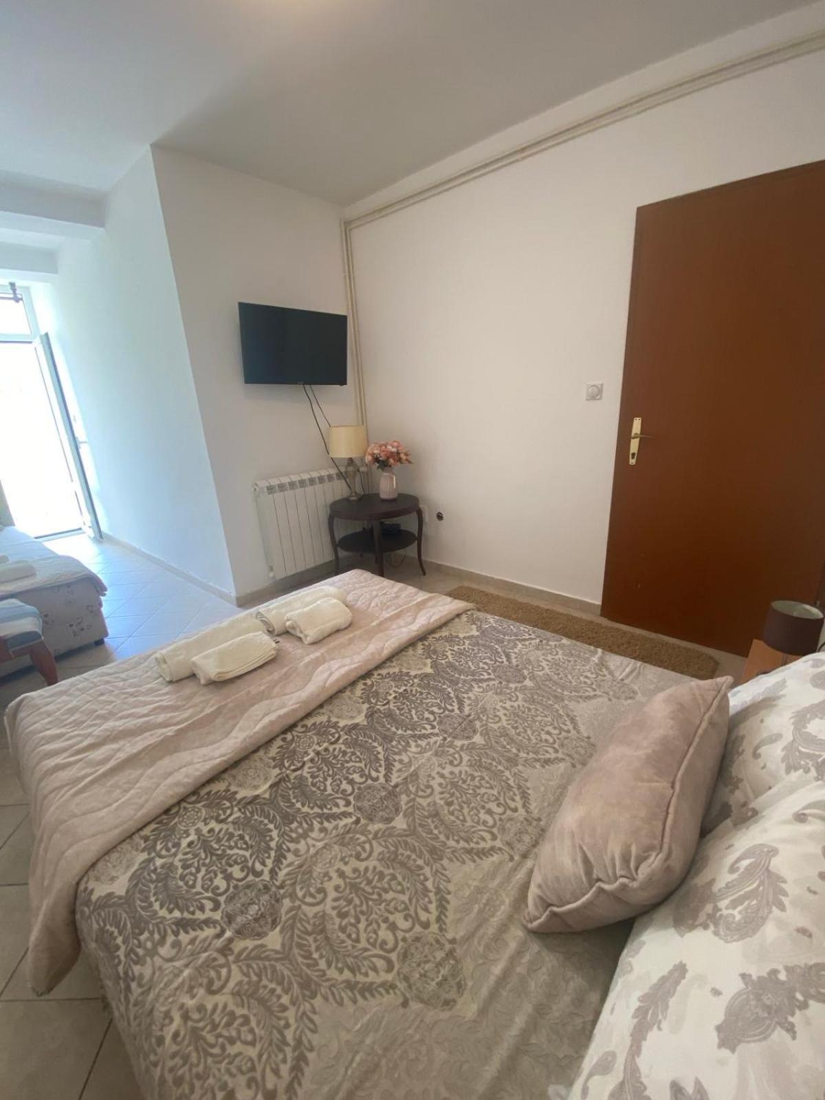 Miomir Perazic Apartments Petrovac Exteriör bild
